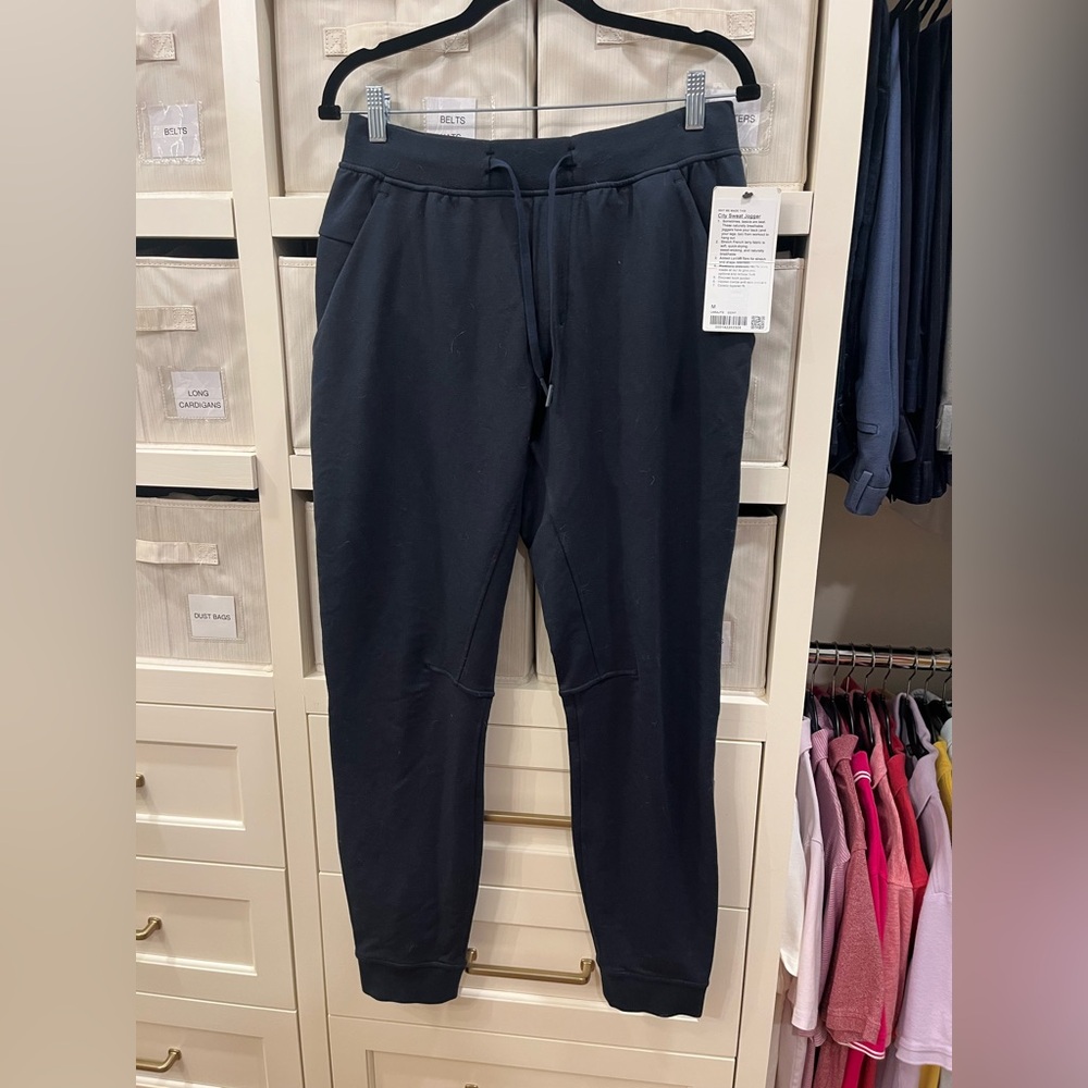 City Sweater Jogger - Navy Size Medium $100  // Retail $118